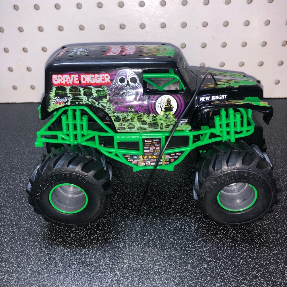 New Bright 1:10 RC Monster Jam Grave Digger Truck